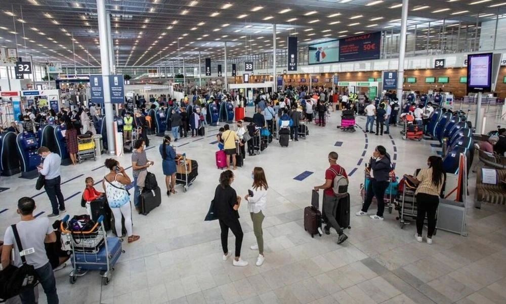 Πανικός στα ευρωπαϊκά αεροδρόμια: Μαζικές ακυρώσεις πτήσεων σε Γαλλία και Γερμανία